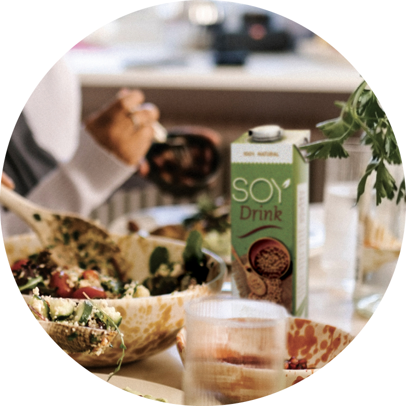 Women_eating_dinner_table